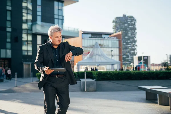 Medelålders Samtida Affärsman Utomhus Staden Med Hjälp Surfplatta Handtag Kontrollera — Stockfoto