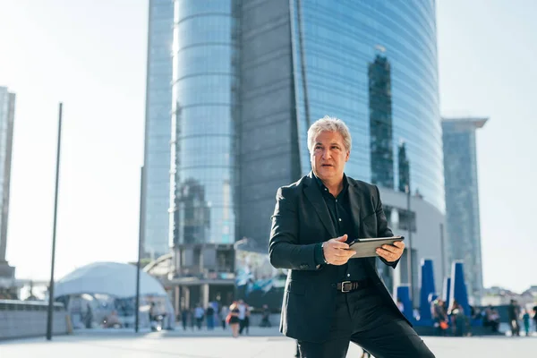 Uomo Affari Contemporaneo Del Medioevo All Aperto Città Utilizzando Tablet — Foto Stock