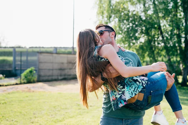 Jovem Casal Apaixonado Livre Abraçando Beijando Ficando Longe Tudo Isso — Fotografia de Stock