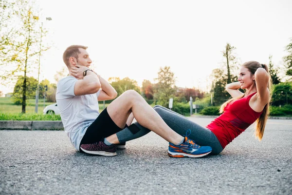 Junges Paar Stretching Freien Mit Sportuhr Vorbereitung Werthaltige Technik Gesundes — Stockfoto