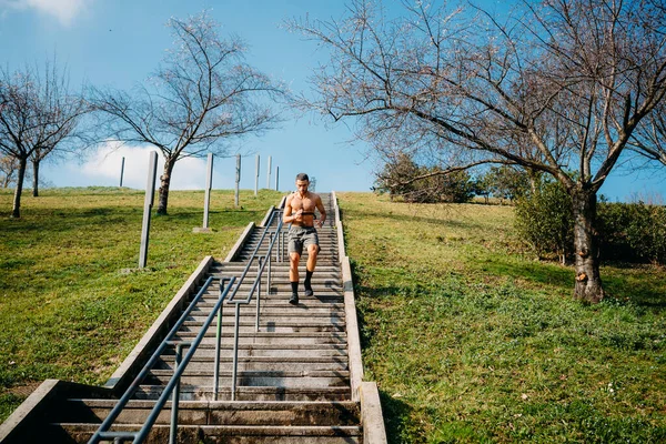 2階のトレーニング屋外を実行している若い男 男性アスリートが階段を上に移動ジョギング — ストック写真