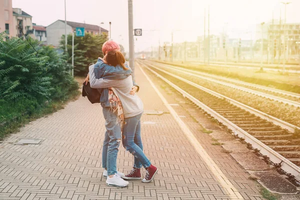 Amigos Sexo Feminino Abraçando Plataforma Ferroviária Dizendo Adeus Duas Jovens — Fotografia de Stock