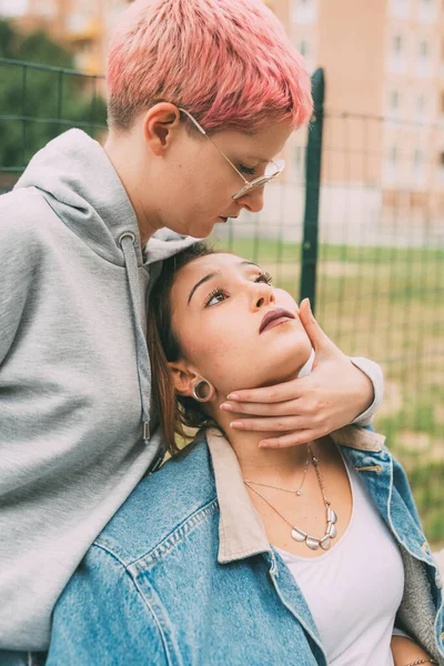 Joven Pareja Diversa Aire Libre Abrazando Ternura Amigos Femeninos Abrazando —  Fotos de Stock
