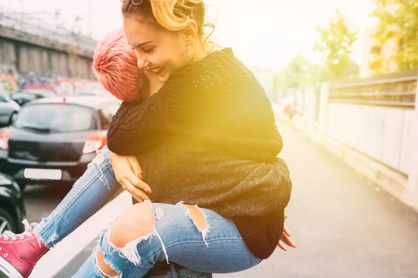 Two Young Women Outdoor Embracing Excited Two Positive Young Women — Stock Photo, Image