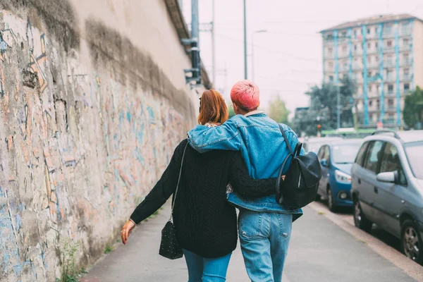 Due Amiche Felici Che Camminano Abbracciando Vista Posteriore Giovani Donne — Foto Stock