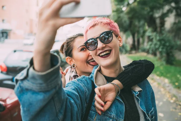 Δύο Φίλες Εξωτερικούς Χώρους Βγάζουν Selfie Χρησιμοποιώντας Smartphone Νεαρές Γυναίκες — Φωτογραφία Αρχείου