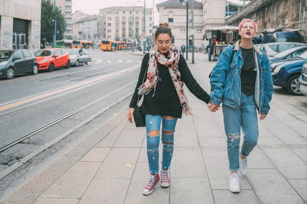 Jóvenes Mujeres Rebeldes Homosexuales Caminando Cogidas Mano Amigas Afectuosas Mano —  Fotos de Stock