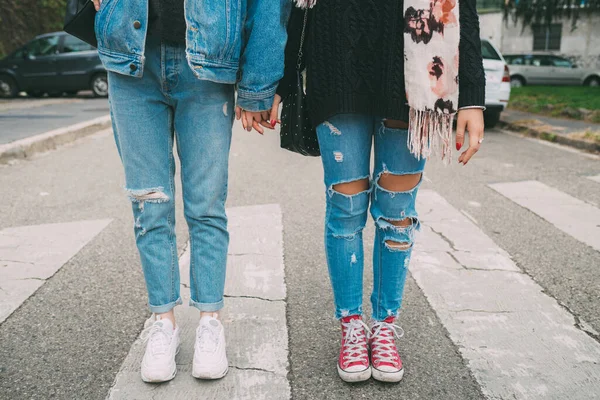 Onherkenbare Twee Vrouwen Die Elkaars Hand Vasthouden Feministische Vrouwen Die — Stockfoto