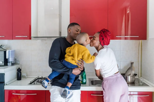 Familia Negra Feliz Adentro Adentro Casa Sonriendo Abunda Kissing Felicidad — Foto de Stock