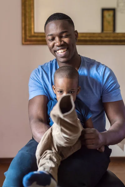 Padre Hijo Feliz Familia Cubierta Casa Unión Sonríe Amor Felicidad — Foto de Stock