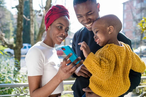 Familia Negra Feliz Aire Libre Mediante Sonrisas Telefónicas Inteligentes Tecnología — Foto de Stock