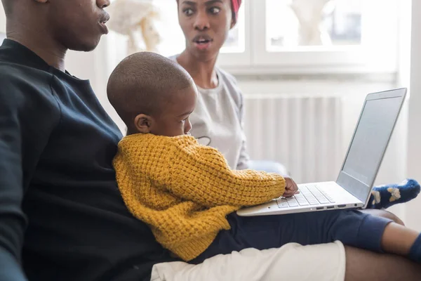 Black Happy Famili Interior Con Ordenador Portátil Sofá Cama Tecnología — Foto de Stock