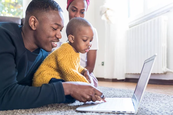 Famiglia Felice Casa Con Bambino Utilizzando Computer Portatile Intrattenimento Apprendimento Fotografia Stock