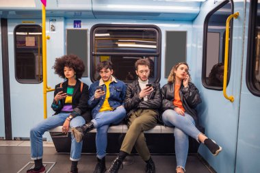 Akıllı telefon kullanan dört farklı etnik gruptan oluşan bir grup, çok ırklı, akıllı telefon bağımlılarını görmezden gelen bir arkadaş grubu.