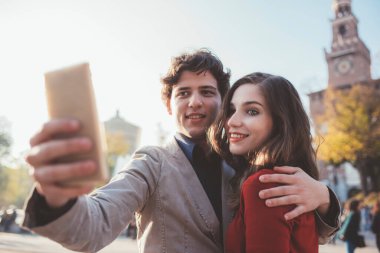 Milano 'da selfie çeken iki turist arkadaş selfie çekip selfie çekiyorlar. 