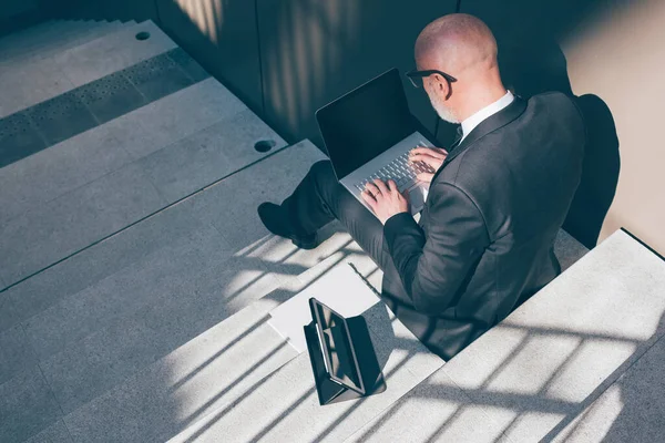 Medelålders Affärsman Med Dator Utomhus Professionell Mogen Affärsman Utomhus Fjärrarbete — Stockfoto