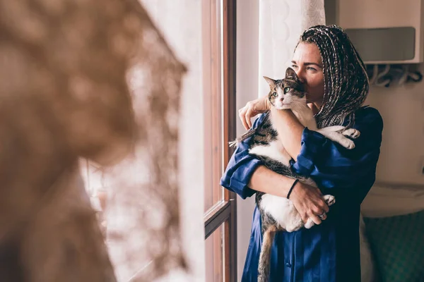 Vuxen Kvinna Inomhus Håller Katt Kvinna Hemma Stående Fönster Kramar — Stockfoto