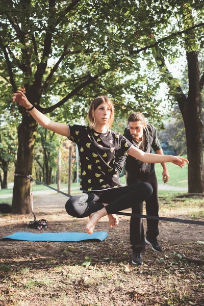 Young Woman Slacklining Outdoor Park Sportive Woman Park Exercising Tricklining — Stock Photo, Image