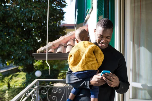 Papi Sosteniendo Hijo Sus Brazos Usando Teléfono Inteligente Madre Soltera — Foto de Stock