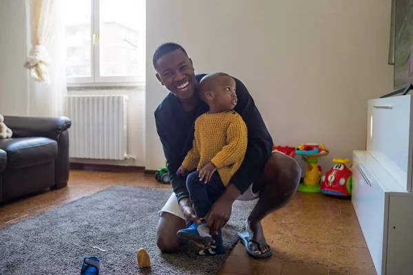 Padre Sentado Suelo Casa Poniéndose Zapatos Bebé Niño Madre Soltera — Foto de Stock