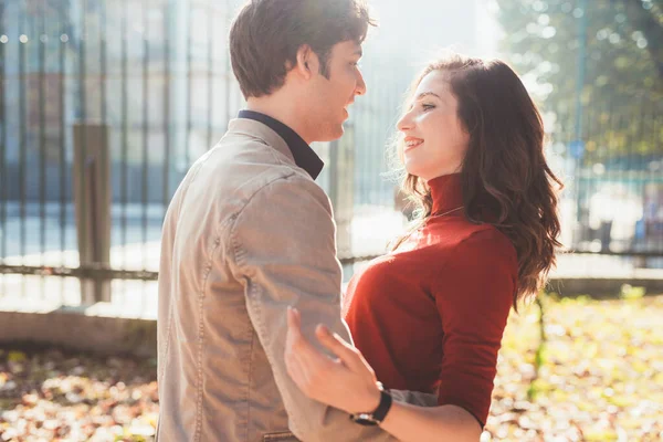 Amante Casal Livre Abraço Homem Mulher Apaixonados Flertando Amor Relacionamento — Fotografia de Stock