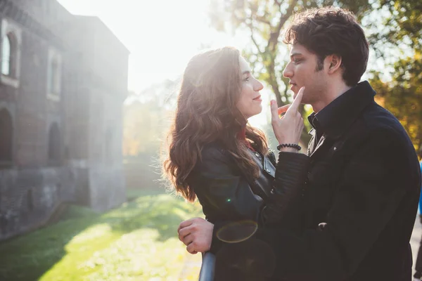 Amare Coppia Abbracciare Guardando Negli Occhi Romantico Donna Gli Amanti — Foto Stock