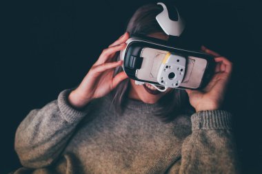 3D izleyici kullanan genç bir kadın - gözlük takan beyaz kadın - teknoloji, eğlence, simülatör konsepti