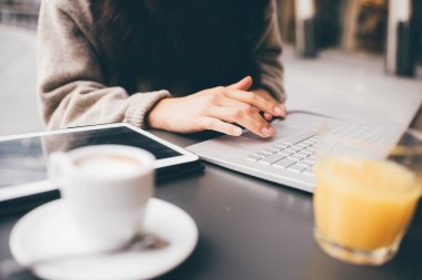 Bilgisayar kullanan tanınmayan kadını kapat - orta kesim beyaz kadın dizüstü bilgisayar - iş, iş, iş, serbest konsept