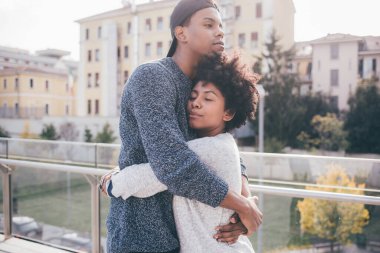 Dışarıda kucaklaşan mutlu siyah çift - Sou, farklı insanlar şehirde romantik kucaklaşmalar - yakınlık, anlayış, samimi konsept 