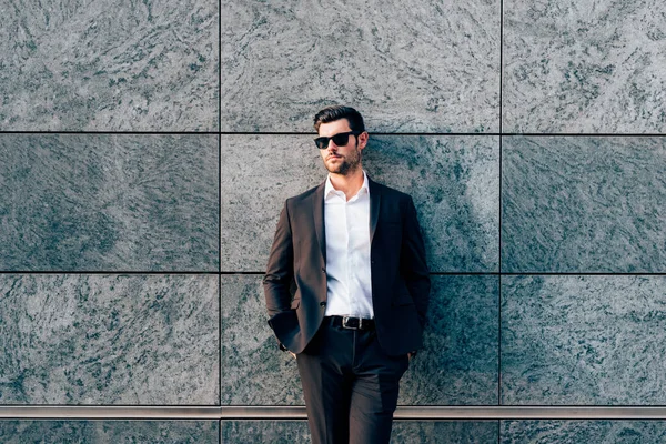 Hombre Negocios Profesional Guapo Posando Aire Libre Contemporáneo Confianza Elegante — Foto de Stock