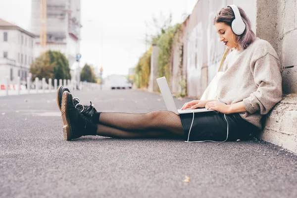 Jeune Femme Assise Plein Air Utilisant Une Playlist Écoute Ordinateur — Photo