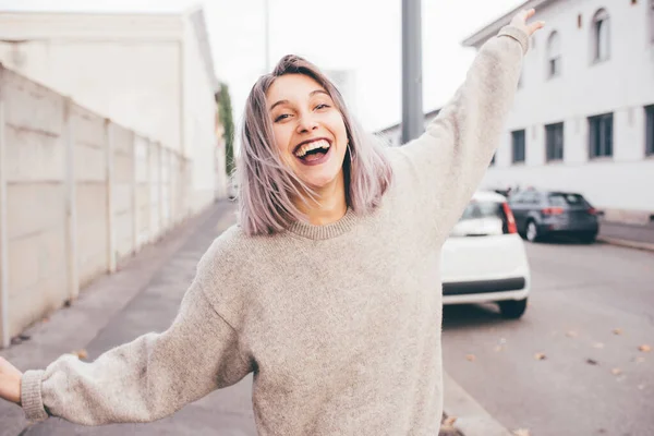 Mujer Joven Aire Libre Divirtiéndose Brazos Extendidos Mujer Caucásica Eufórica —  Fotos de Stock