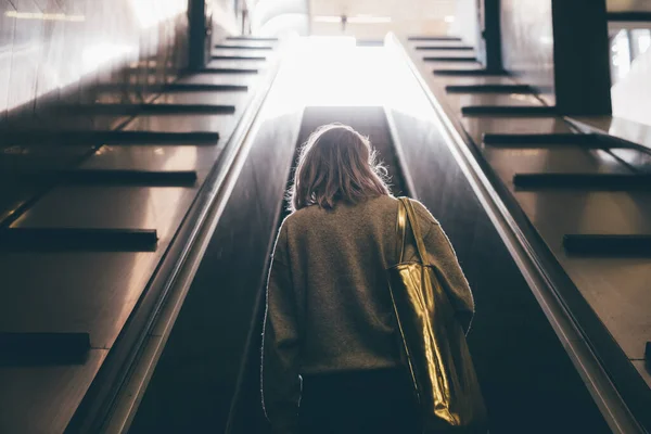 Escalera Mujer Estación Metro Commuter Utilizando Transporte Público Desplazamientos Viajes —  Fotos de Stock