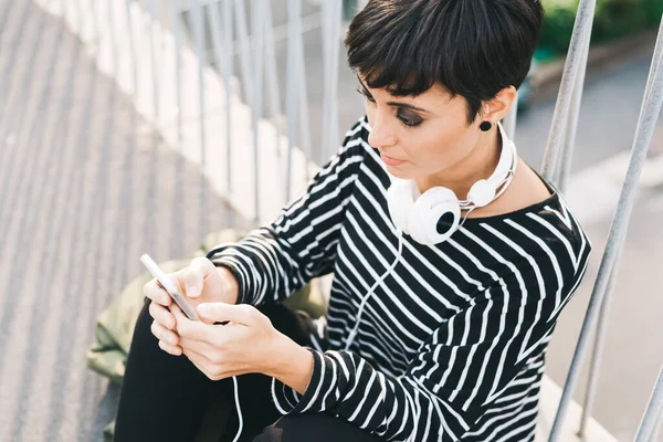 Young Woman Outdoors Using Smartphone Caucasian Brunette Female Watching Streaming — Stock Photo, Image