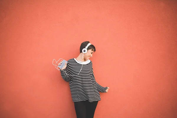 Junge Frau Hört Musik Die Auf Isoliertem Hintergrund Tanzt Aufgeregte — Stockfoto