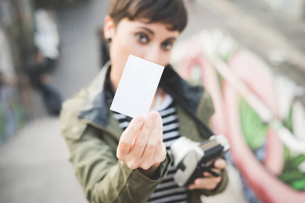 Mujer Joven Mostrando Tarjeta Blanco Caucasianm Hembra Mostrando Tarjeta Visita —  Fotos de Stock