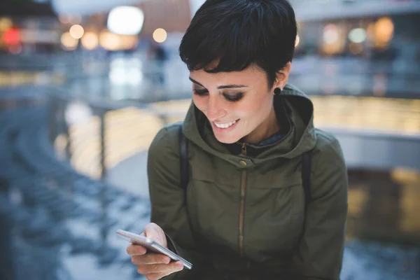 Jonge Volwassen Vrouw Buiten Met Behulp Van Smartphone Nachts Gelukkig — Stockfoto