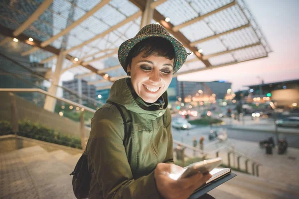 Mujer Joven Adulta Usando Teléfono Inteligente Tableta Sonriente Multitarea Mujer —  Fotos de Stock