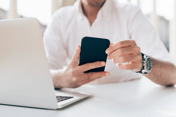 Middle Section Adult Man Usign Smartphone Zbliżenie Biznesmen Trzymający Telefon — Zdjęcie stockowe