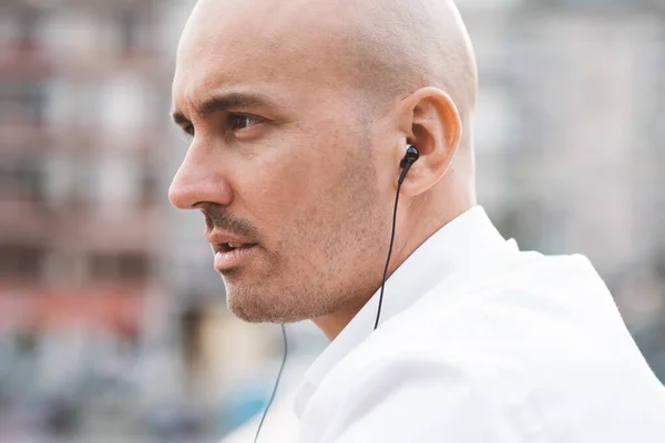 Retrato Homem Caucasiano Ouvindo Fones Ouvido Música Homem Adulto Concentrado — Fotografia de Stock