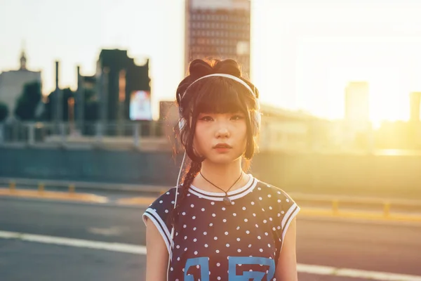 Jovem Mulher Asiática Ouvindo Música Livre Olhando Câmera Diversa Mulher — Fotografia de Stock