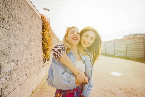 Two Beautiful Blonde Brunette Friends Walking City Hugging Having Fun — Stock Photo, Image