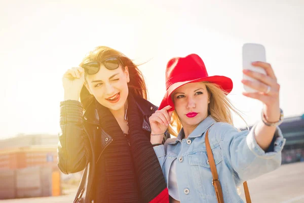 Mladé Krásné Blondýny Brunetky Dívky Baví Městě Přičemž Selfie Chytrým — Stock fotografie