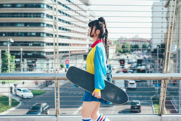 Stylische Asiatische Skaterin Geht Der Stadt Spazieren Vielfältige Skaterin Freien — Stockfoto