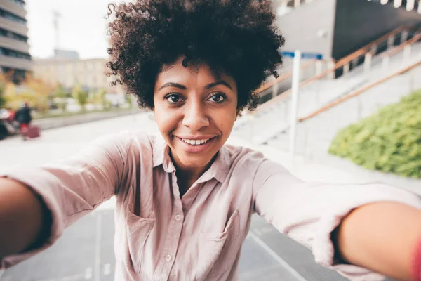 Mulher Negra Livre Tomando Selfie Sorrindo Mulher Diversa Despreocupada Sorrindo — Fotografia de Stock