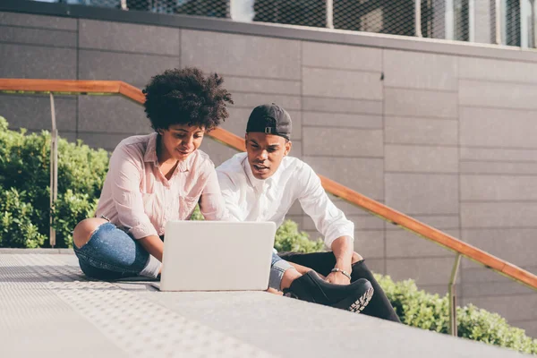 Zwart Paar Buiten Met Behulp Van Computer Diverse Man Vrouw — Stockfoto