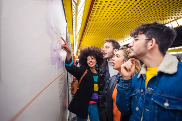 Yeraltı Haritası Arayan Çok Irklı Arkadaş Grubu Metro Istasyonunda Yol — Stok fotoğraf