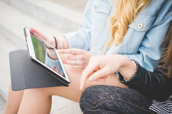 Dos Chicas Rubias Morenas Jóvenes Charlando Utilizando Dispositivos Tecnológicos Como — Foto de Stock