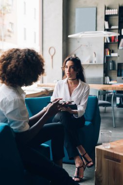 Ofiste iş görüşmesi yapan iki genç kız.