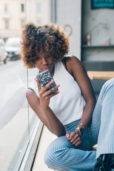 Krullend Afrikaans Amerikaans Jong Vrouw Sms Met Smartphone — Stockfoto